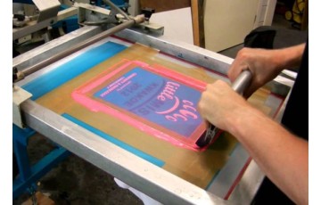 IN LỤA LÀ GÌ VÀ QUY TRÌNH IN LỤA NHƯ THẾ NÀO?